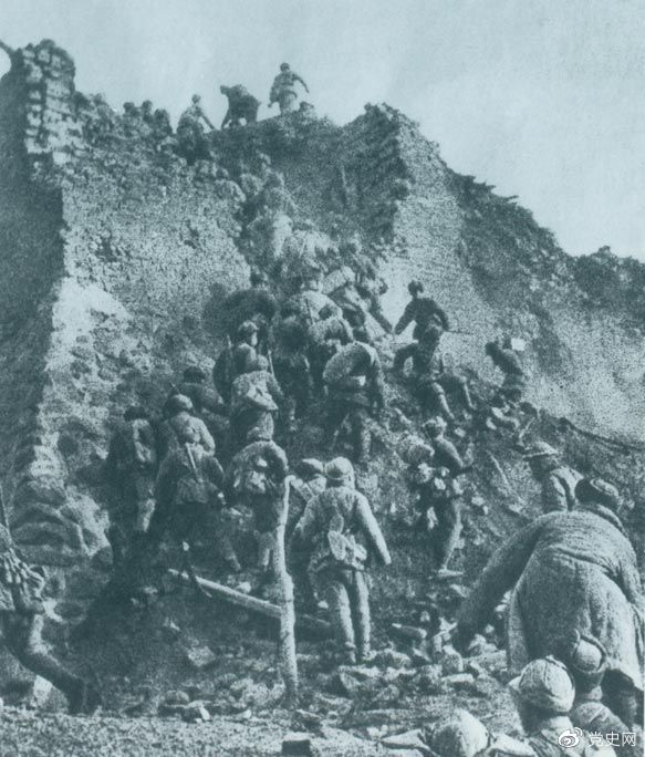 1948年12月，人民解放軍向新保安守?cái)嘲l(fā)起攻擊。這是解放軍戰(zhàn)士登上新保安城頭。 